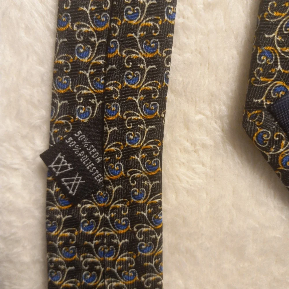 ANDRE' FRANCOIS of PARIS 50% POLY AND 50% SILK GEOMETRIC DESIGN BLACK AND ART